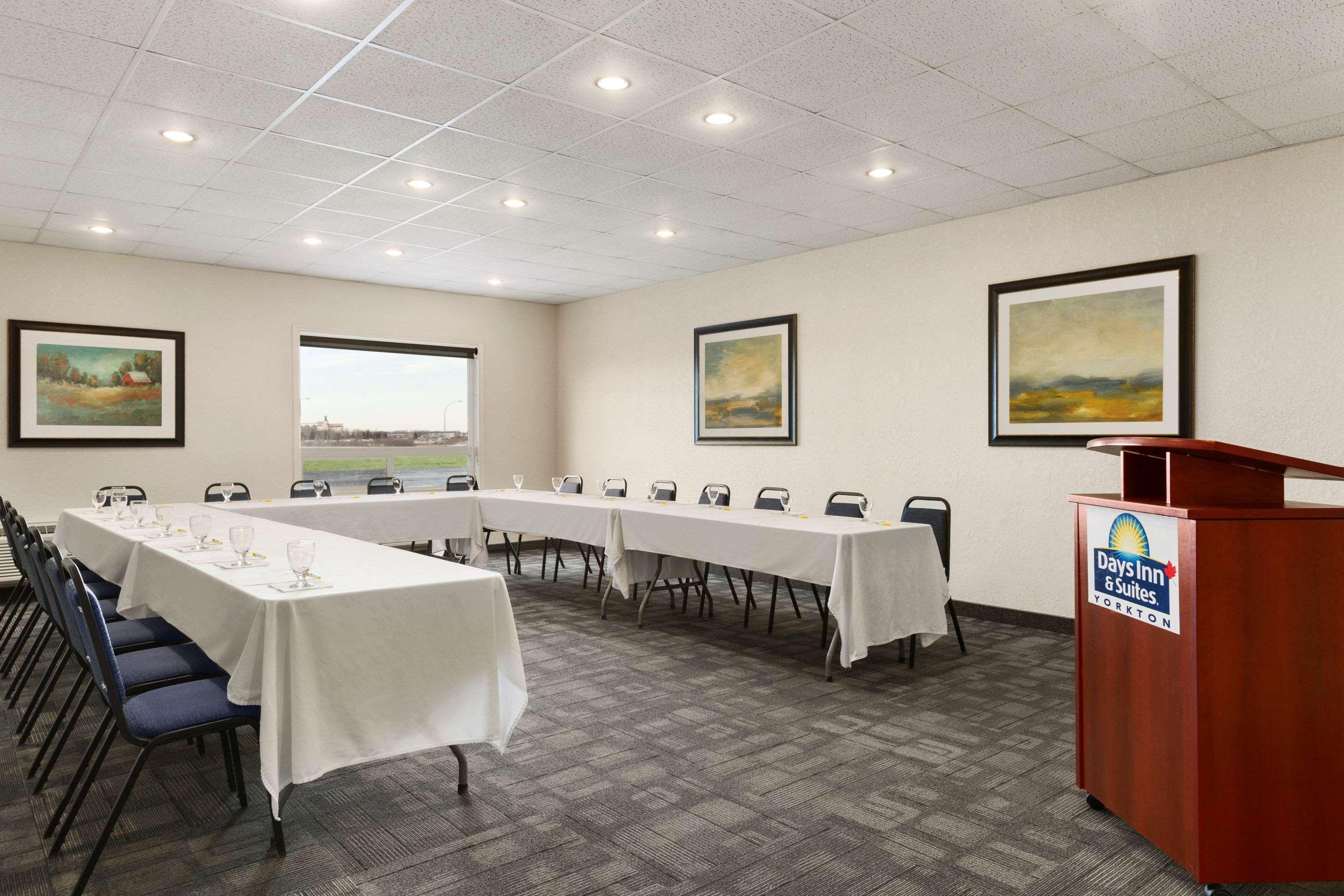 Days Inn & Suites By Wyndham Yorkton Esterno foto