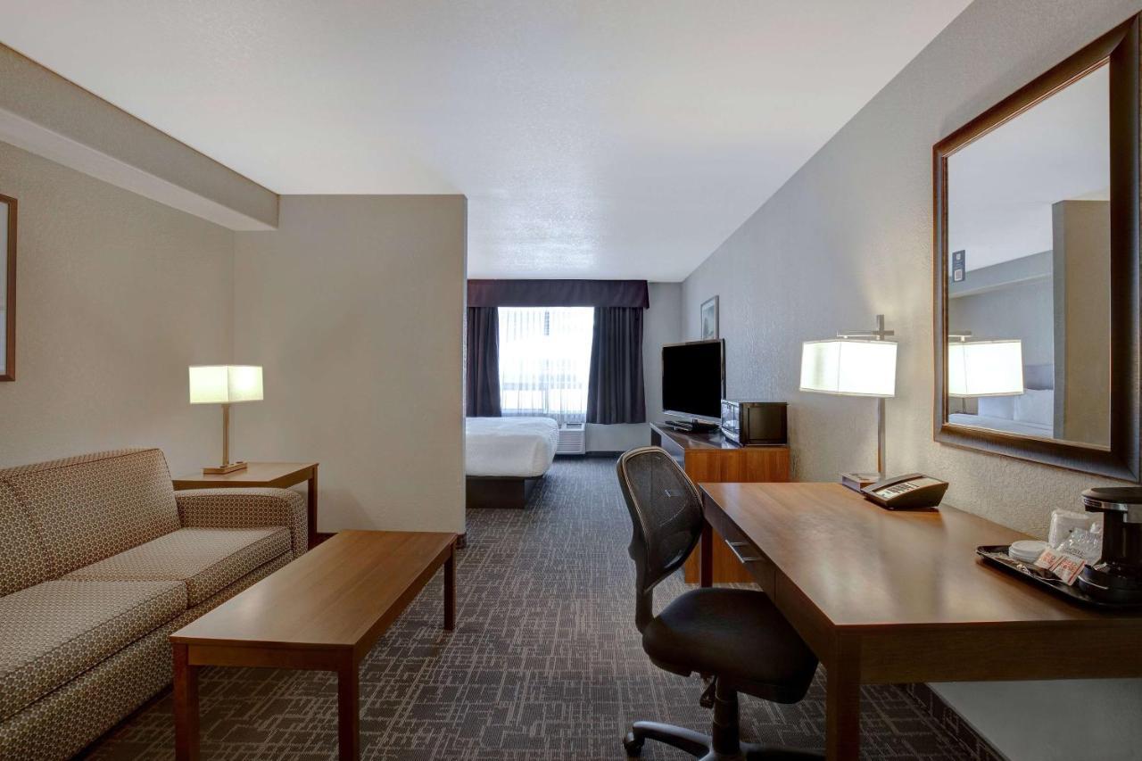 Days Inn & Suites By Wyndham Yorkton Esterno foto